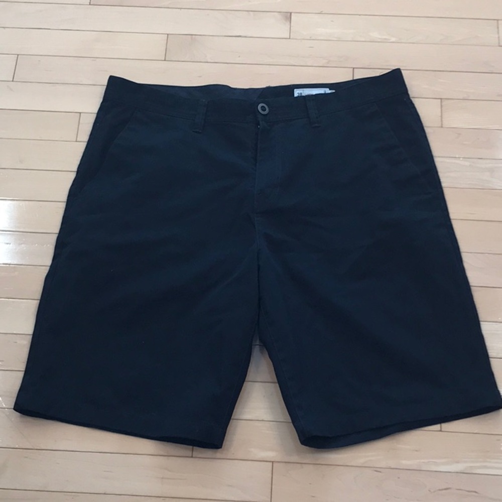 Preowned Men’s Volcom black twill shorts - 38